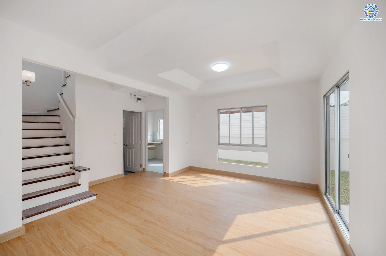 บ้านมือสองตกแต่งใหม่ โครงการ พฤกษ์ลดา พุทธสาคร หลังมุม จากแบรนด์ LH บนเนื้อที่ 54.5 ตร.ว. พื้นที่ใช้สอย 153.89 ตร.ม. ฟังก์ชัน 3 ห้องนอน 2 ห้องน้ำ จอดรถได้ 2 คัน เชื่อมต่อถนนเพชรเกษม, ถนนพุทธมณฑลสาย4, ถนนบรมราชชนนี ใกล้รถไฟฟ้าสายสีน้ำเงิน "สถานีหลักสอง" และ The Mall บางแค